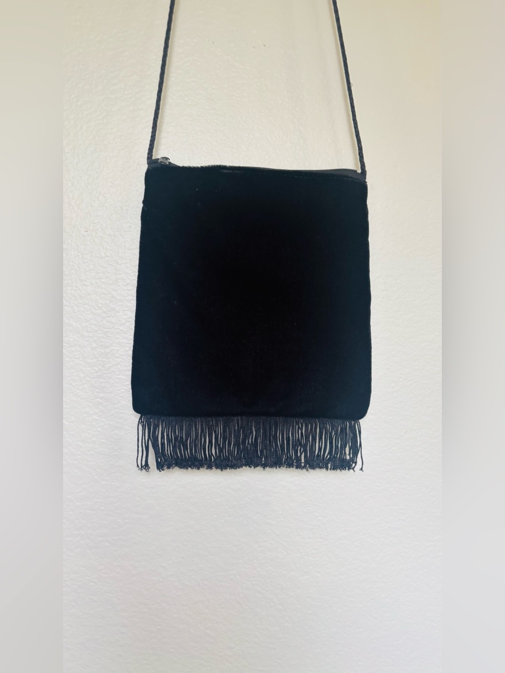 Artesanal Black Velvet Embroidered Crossbody Bag with Red & Pink Floral Design - Picture 4 of 9